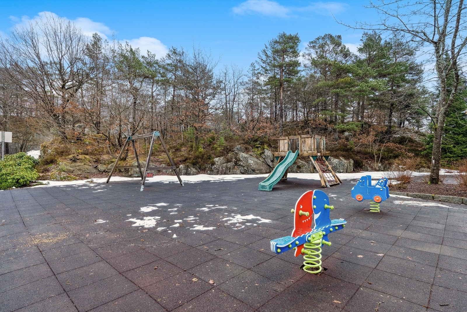 Området byr på en flott lekeplass, som er et populært sted for barna å tilbringe tid. Galleribilde