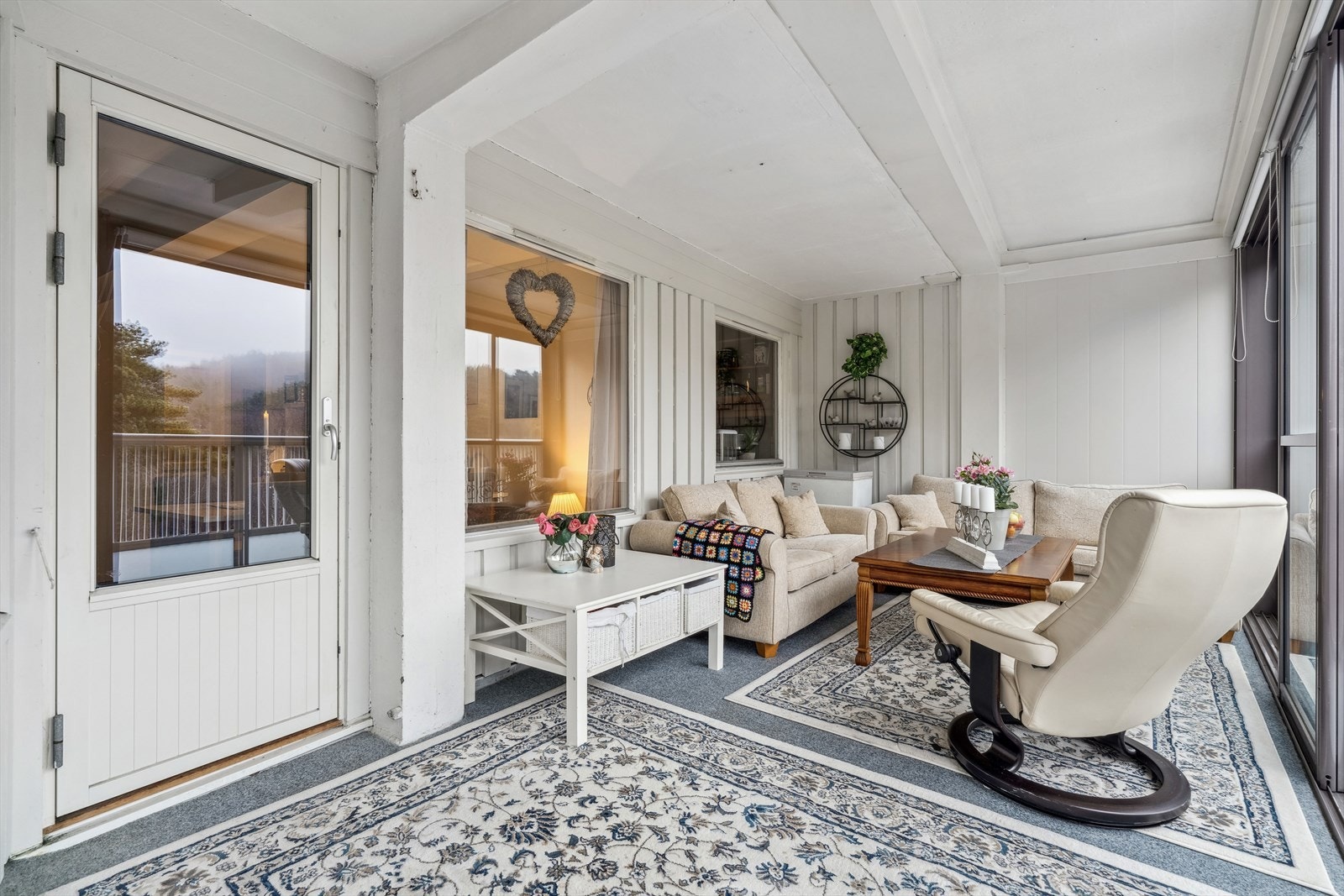 Fra stuen er det utgang til innglasset balkong, som er praktisk da den kan brukes i alt slags vær. Galleribilde