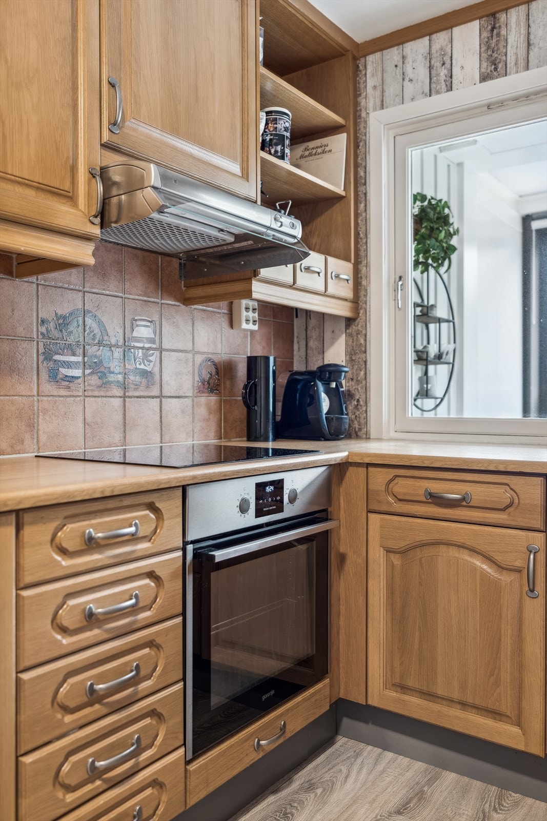 Videre byr kjøkkenet på integrert koketopp og stekeovn, men åpen løsning for kjøleskap og oppvaskmaskin. For hva som medfølger av hvitevarer, se pkt. innbo og løsøre. Galleribilde