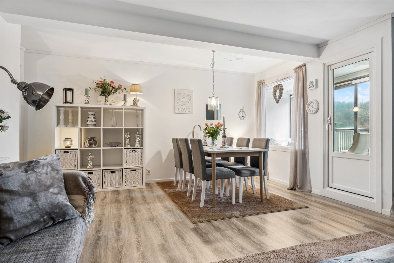 I stuen er det god plass til spisebord, hvor gode måltider kan nytes. Galleribilde