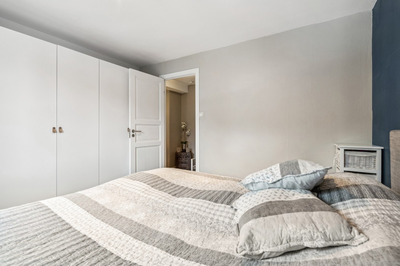 På hovedsoverommet er det innredet med praktisk garderobeskap, med god plass til oppbevaring. Galleribilde