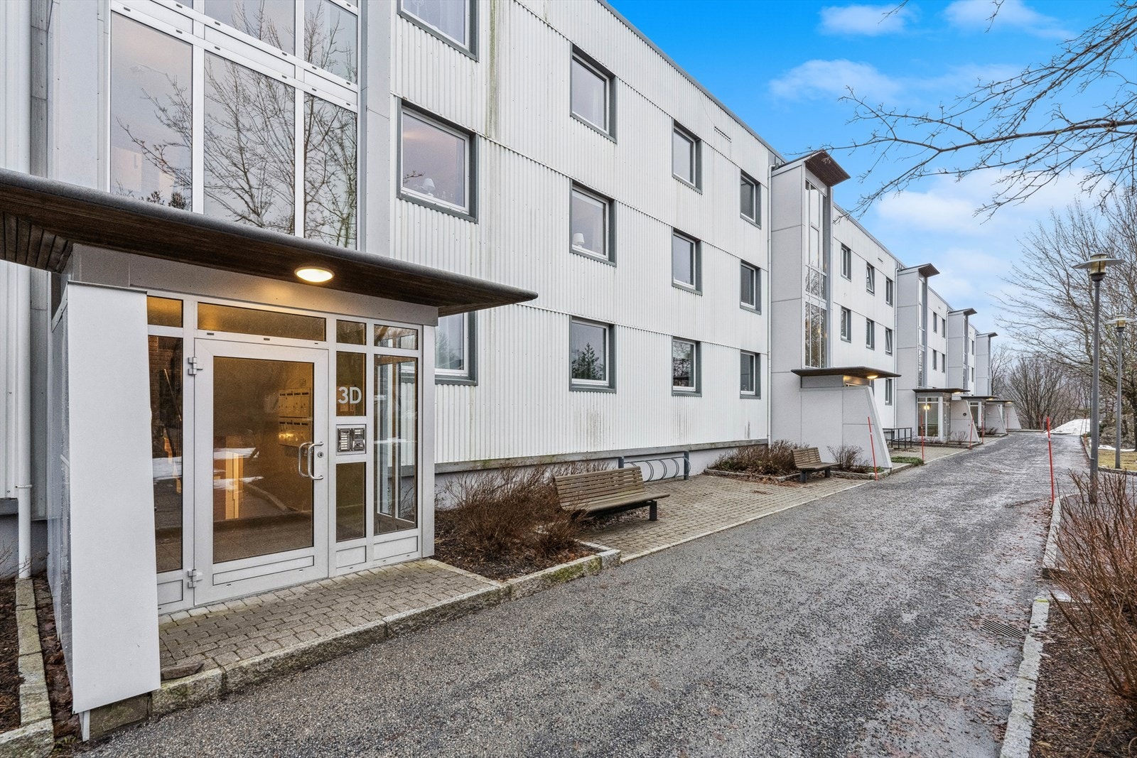 Det er adkomst til leiligheten via felles trappegang, og opp i andre etasje. Galleribilde