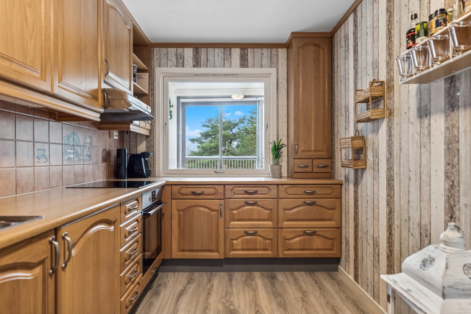 Kjøkkenet er innredet i en praktisk form, med godt med skap- og oppbevaringsplass. Galleribilde