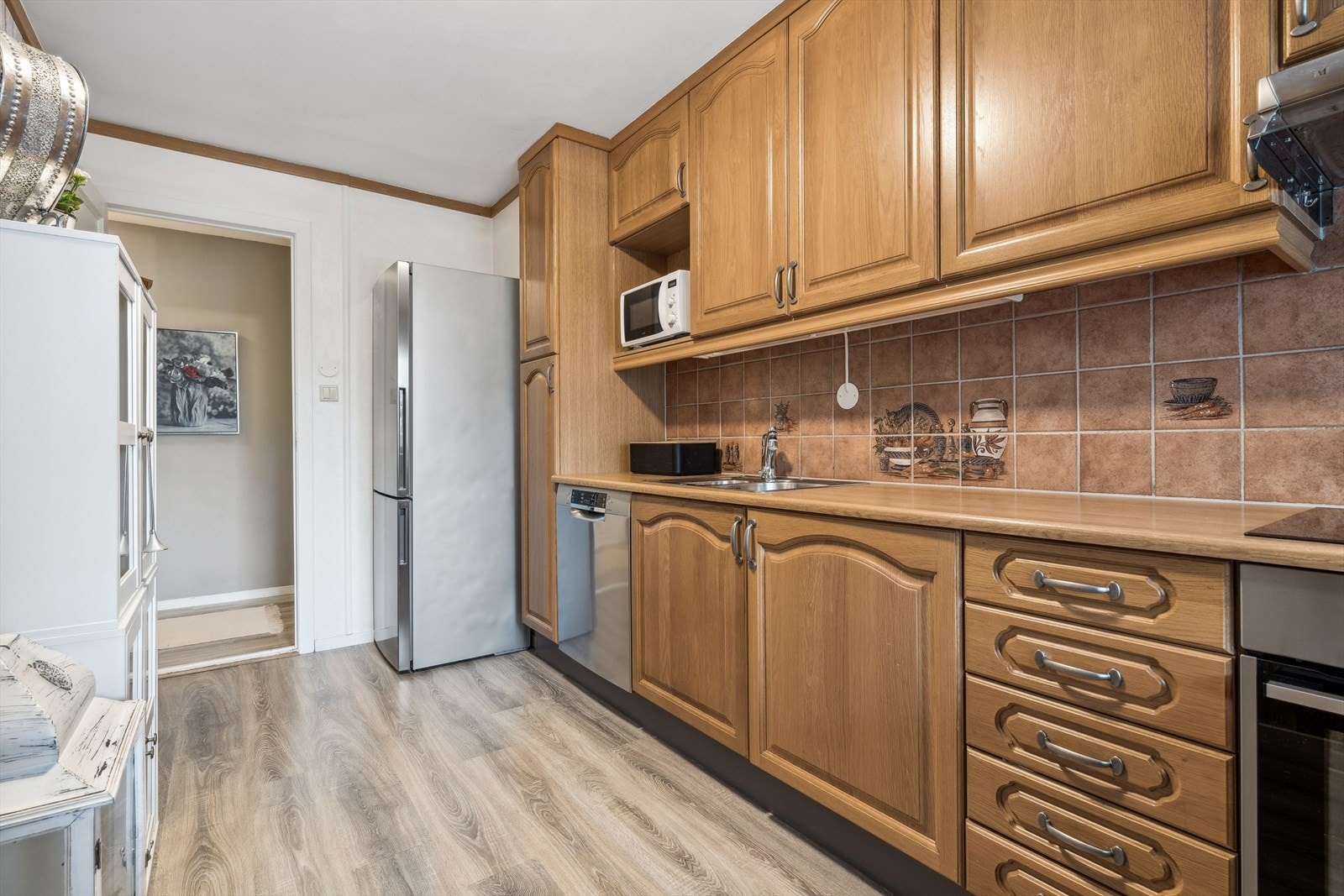 Vegg over benkeplate er flissatt, noe som er praktisk ved matlaging. Galleribilde