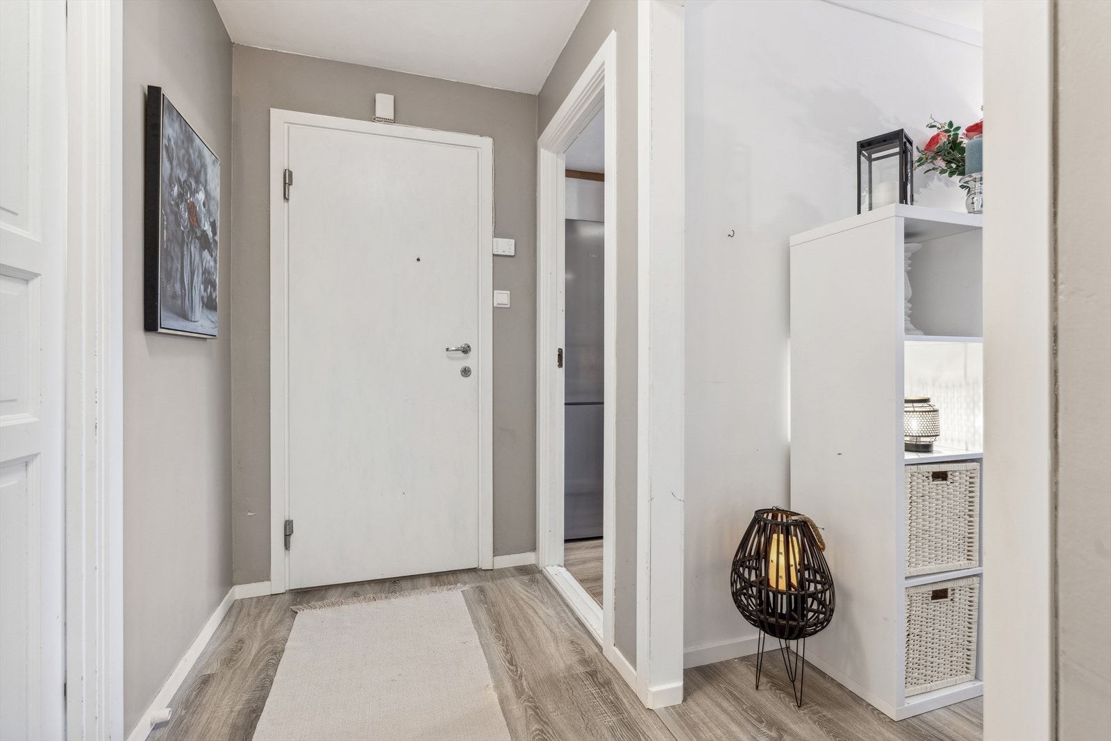 Velkommen inn - her ønskes du velkommen inn i lys entrè med plass til å henge fra deg ytterklær. Galleribilde