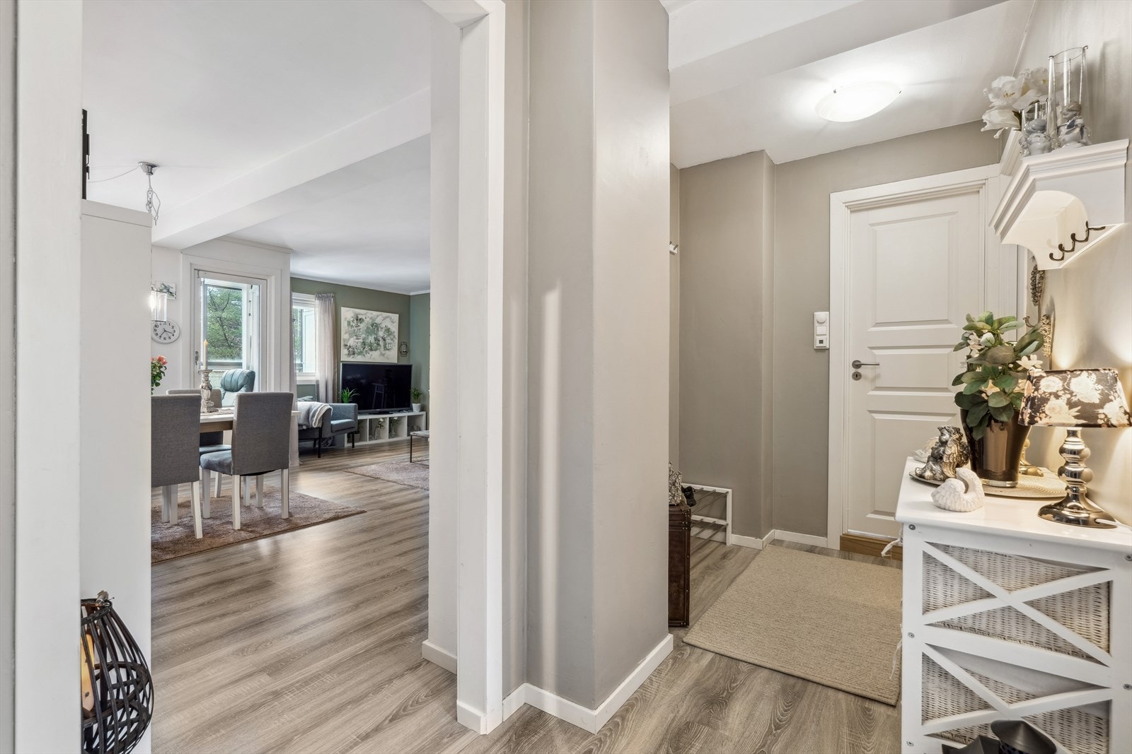 Leiligheten byr på vegger med lys malte farger og pent laminat gulv. Galleribilde