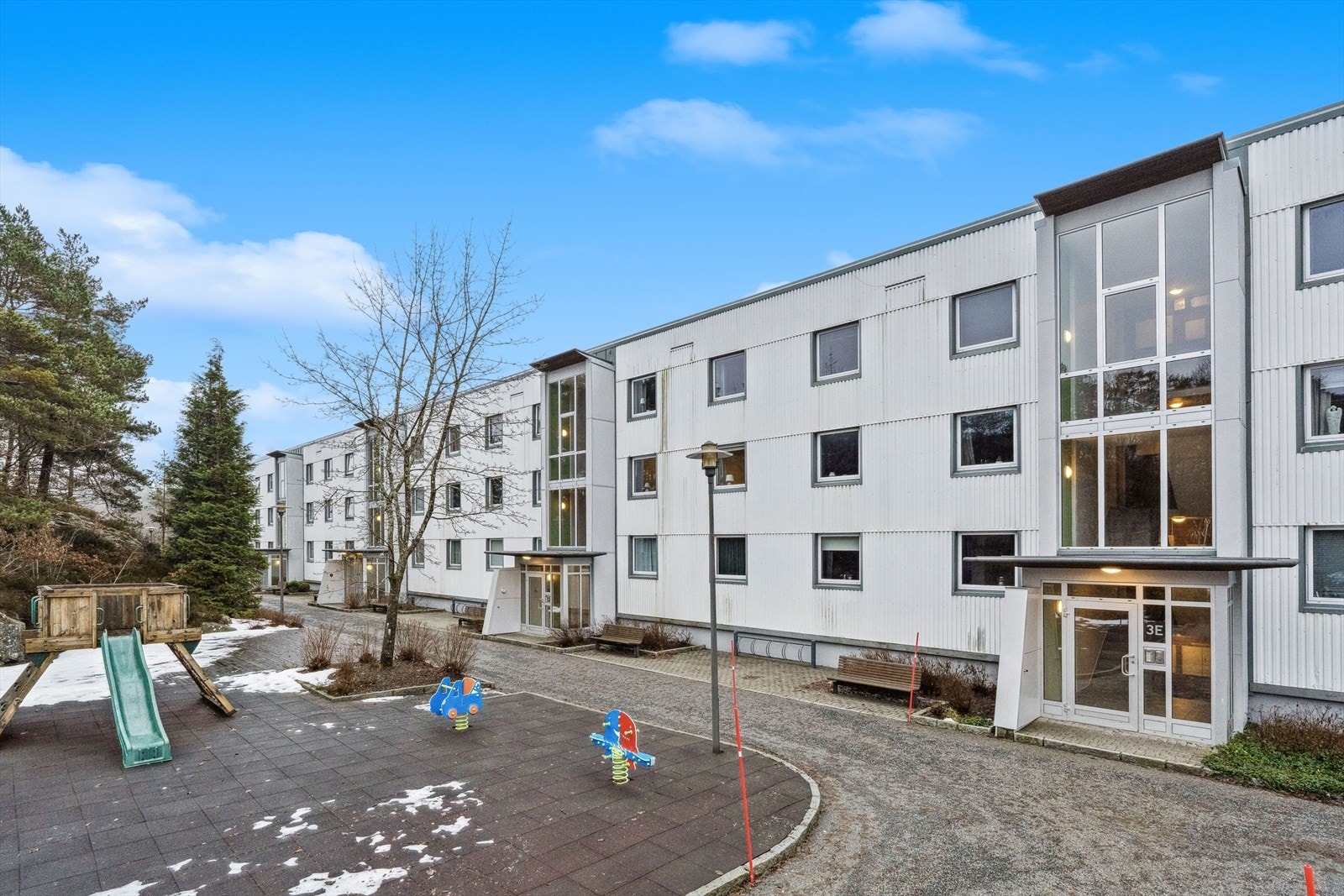 Eiendommen er pent opparbeidet med fellesområde, lekeplass, parkering og gode solforhold. Galleribilde