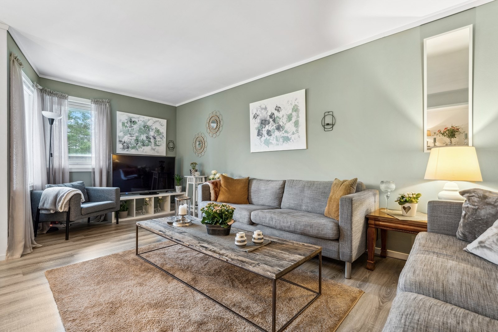 Stuen er romslig med god plass til sofa og tilhørende møblement. Galleribilde