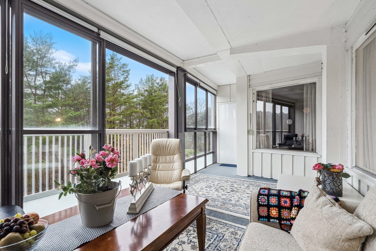 Skjermet og utsikt mot naturen fra balkongen. Galleribilde