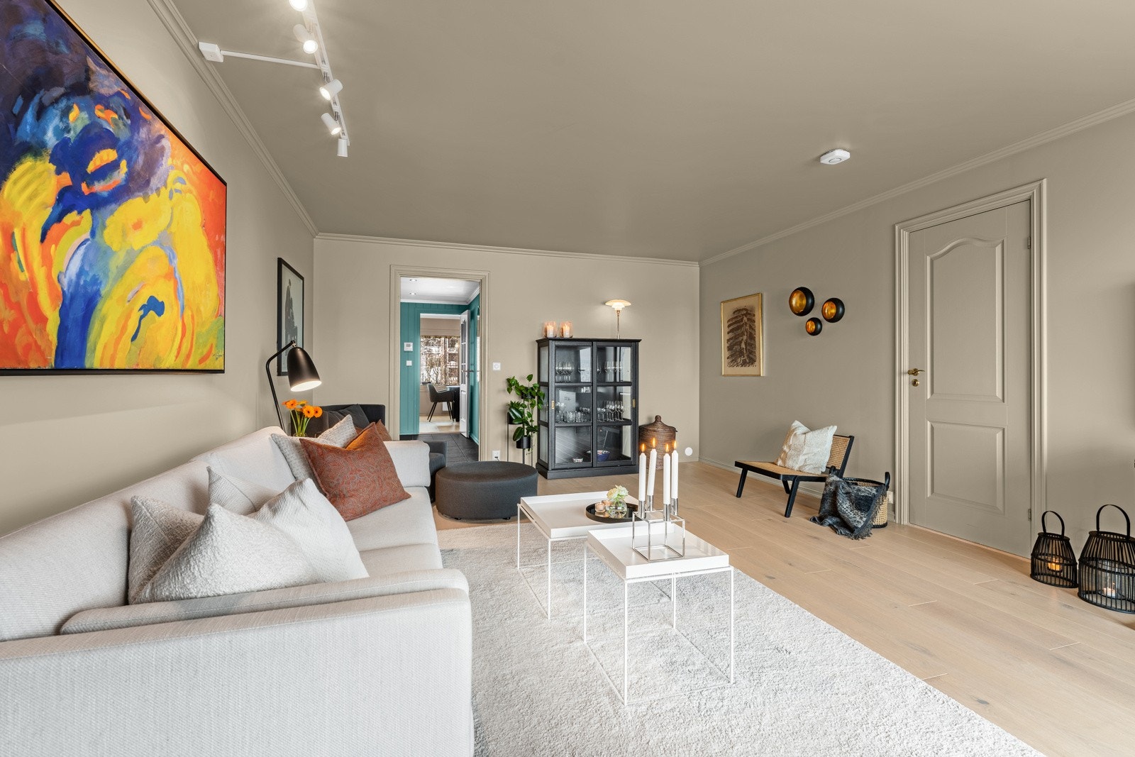Overflatene er malt i et tidsriktig fargevalg og på gulv er det lagt en lekker en-stavs parkett. Galleribilde
