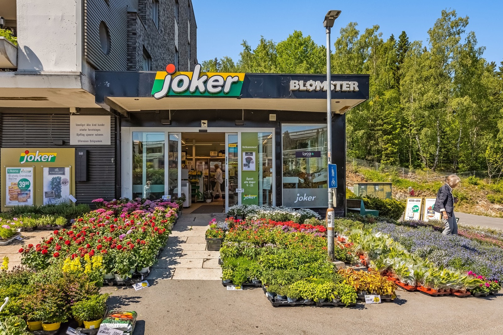 Du finner søndagsåpen Joker på Ullerntoppen, rett ved boligen, som er en innholdsrik dagligvareforretning. Galleribilde
