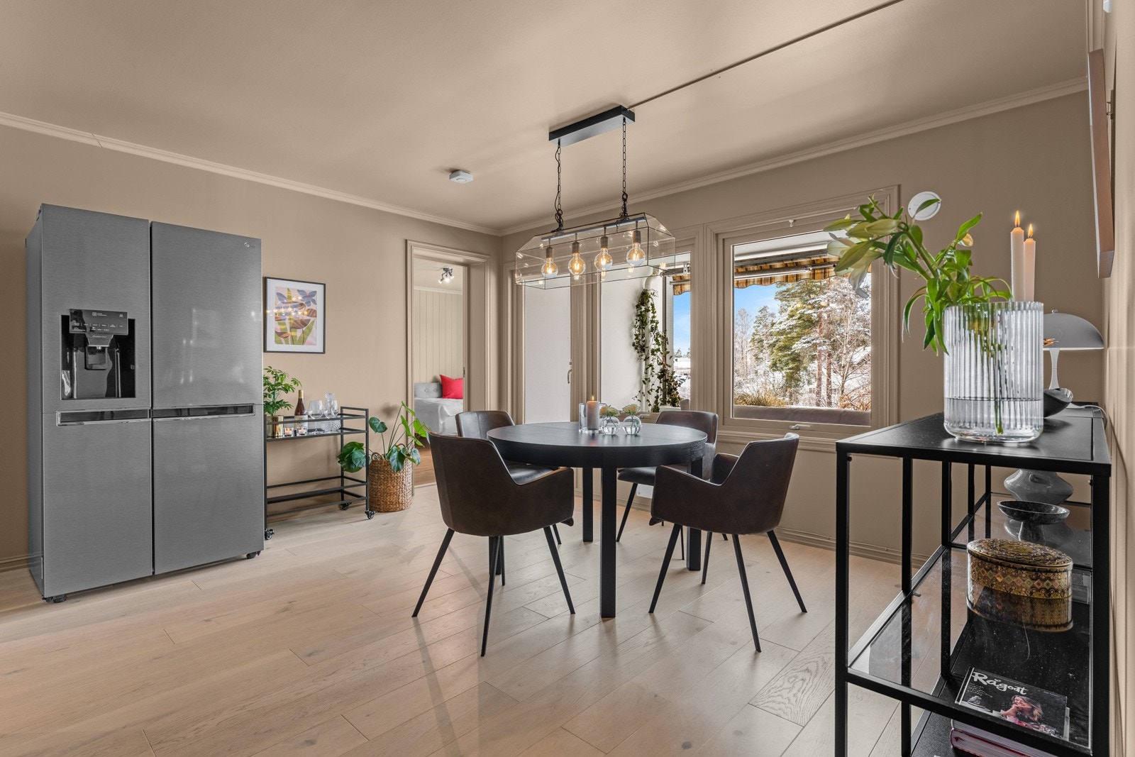 Veggene er malt i et flott fargevalg og på gulv er det lagt parkett. Galleribilde