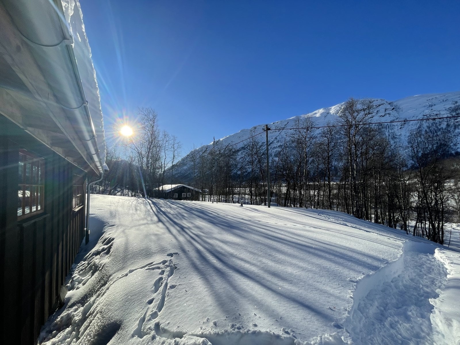 Februarsolen varmer den friske fjelluften. Galleribilde