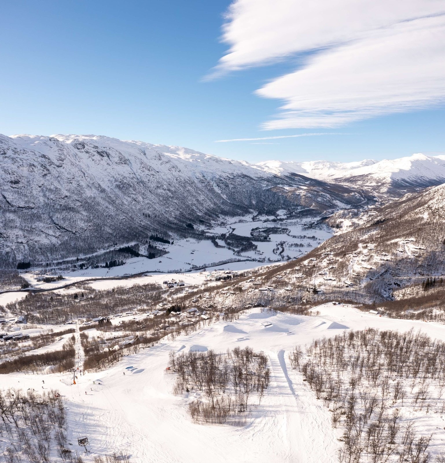 Solheisen i Grøndalen er et koselig skisenter med en fantastisk utsikt og solforhold Galleribilde