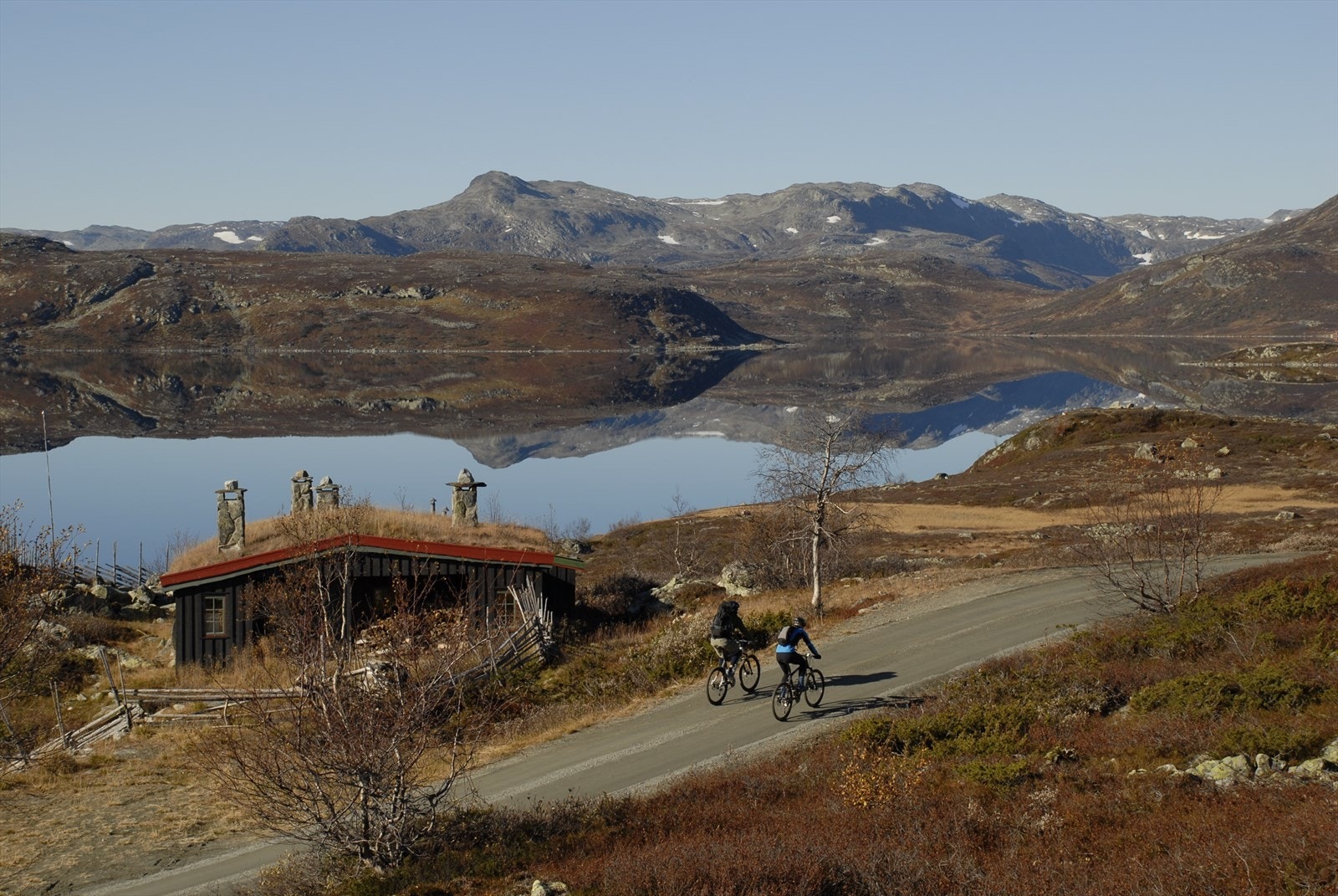 Sykkeltur ved Vavatn i høstfarger. Galleribilde