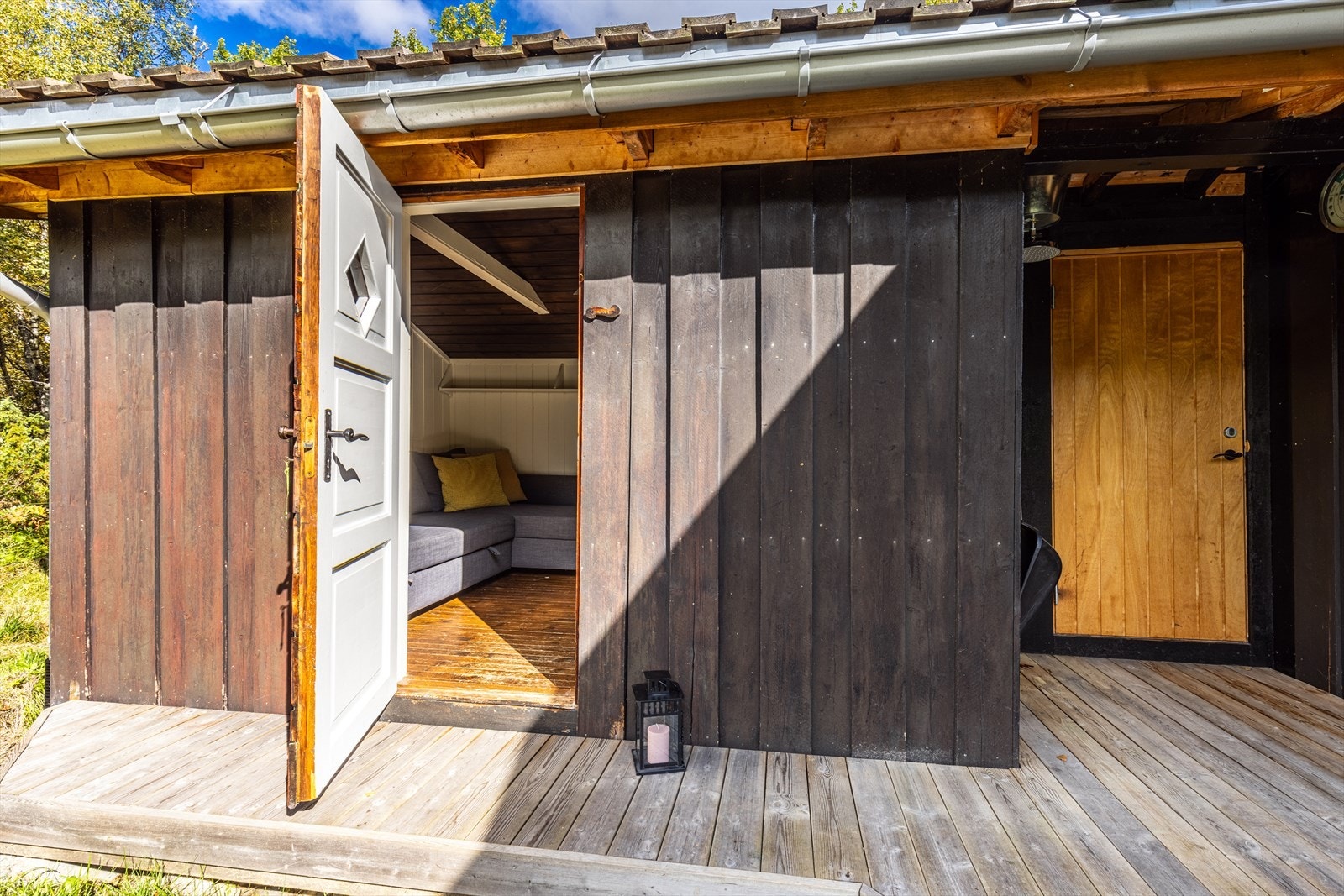 Tilbygget har eget oppholdsrom/soverom. Galleribilde