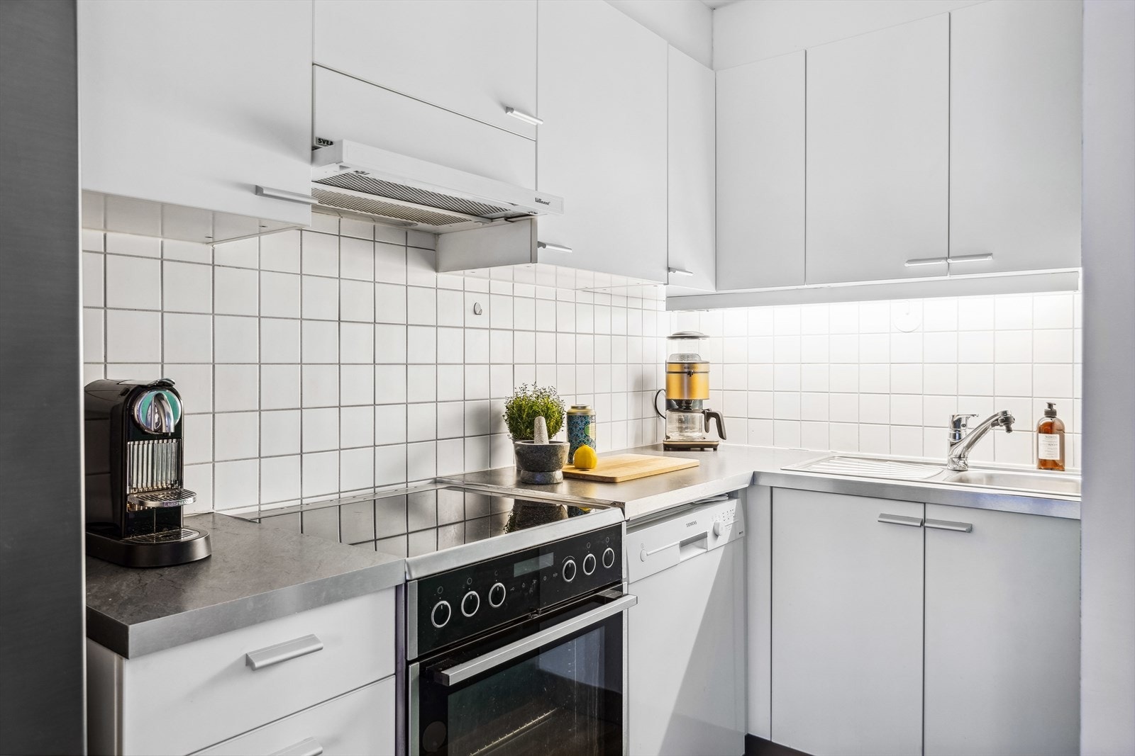Innredningen er lys med glatte/folierte fronter og laminat benkeplate med rusfritt oppvaskbeslag og ettgreps batteri. Galleribilde