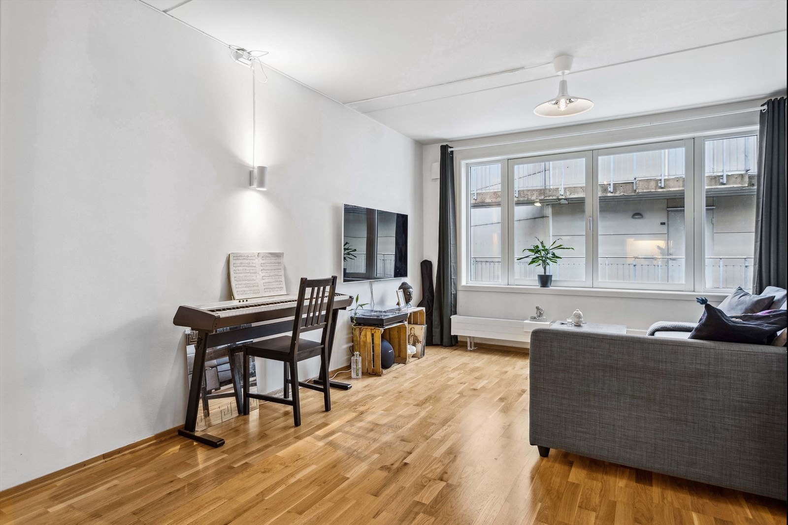 I stuen er det plass til hyggelig sofakrok, ønsket medie- og oppbevaringsmøblement, samt et spisebord. Galleribilde