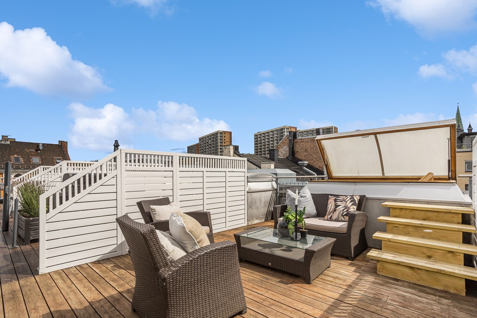 Velkommen til Mandalls gate 4L! En privat takterrasse på ca. 17kvm, med sol hele dagen som kan nytes til langt ut på kveldene! Galleribilde