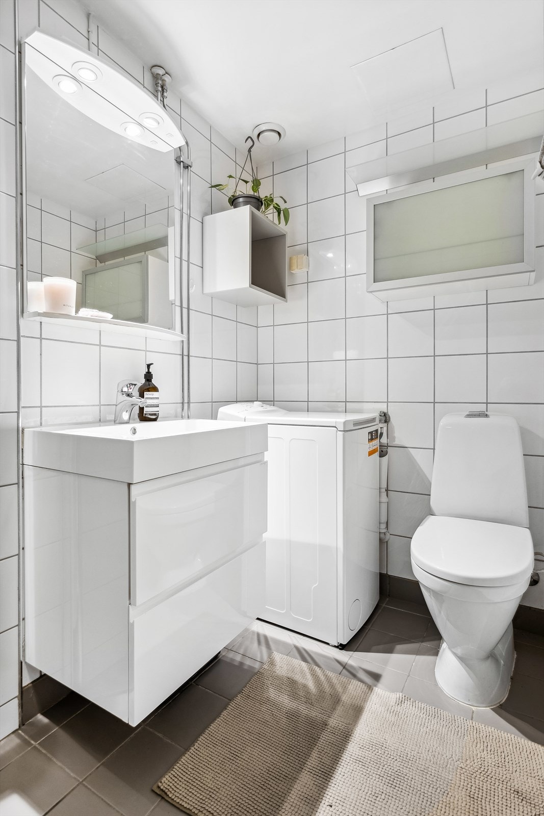 Det er montert opplegg for vaskemaskin. Galleribilde