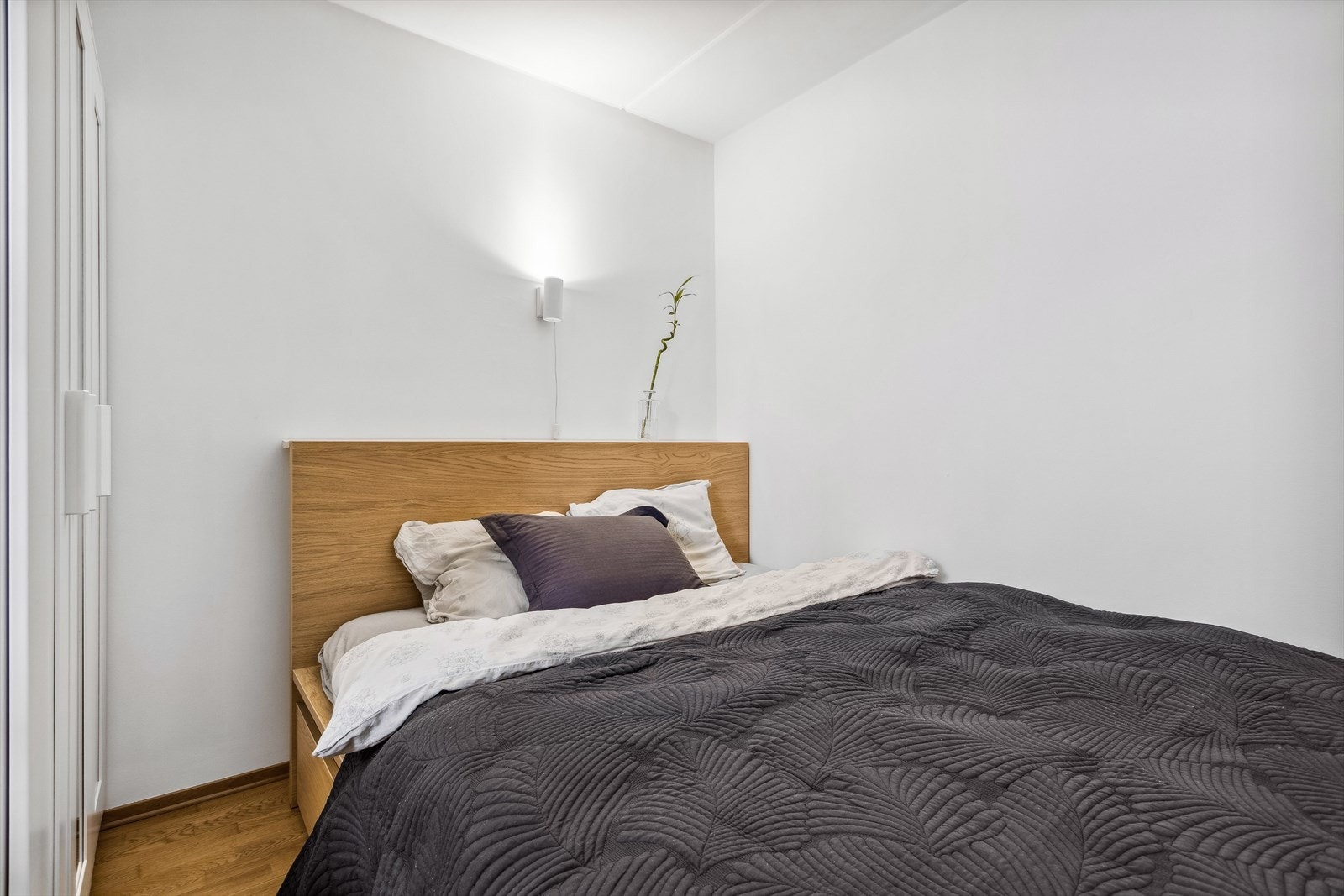 Lyst soverom med plass til dobbeltseng og garderobe. Galleribilde