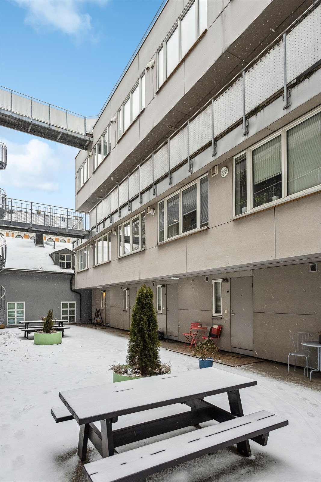 Felles bakgård med sitteplasser. Galleribilde