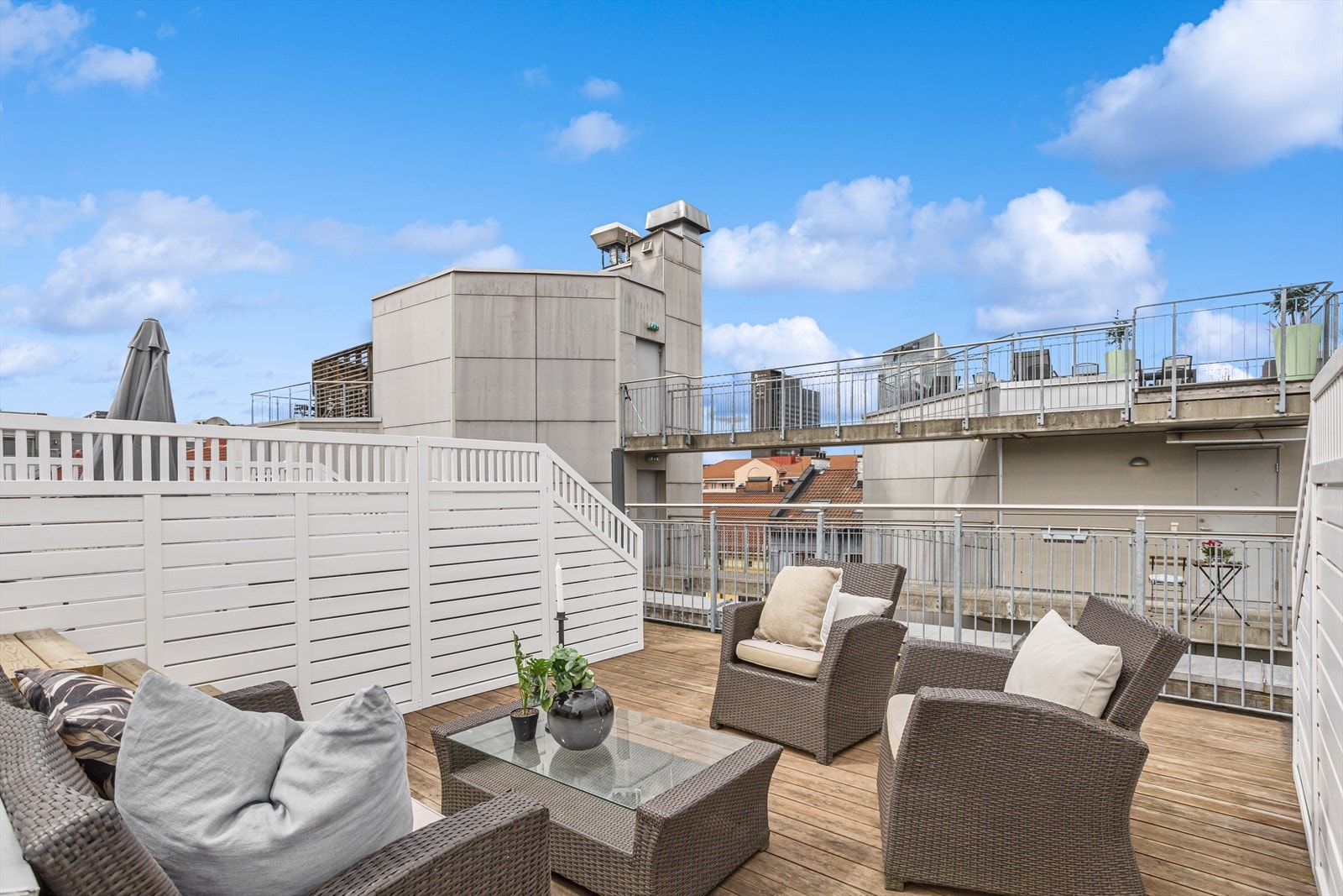 En moderne 2-roms eierleilighet fra 2006 over to plan med privat takterrasse! God plass til utemøblement, grill og beplantning. Galleribilde