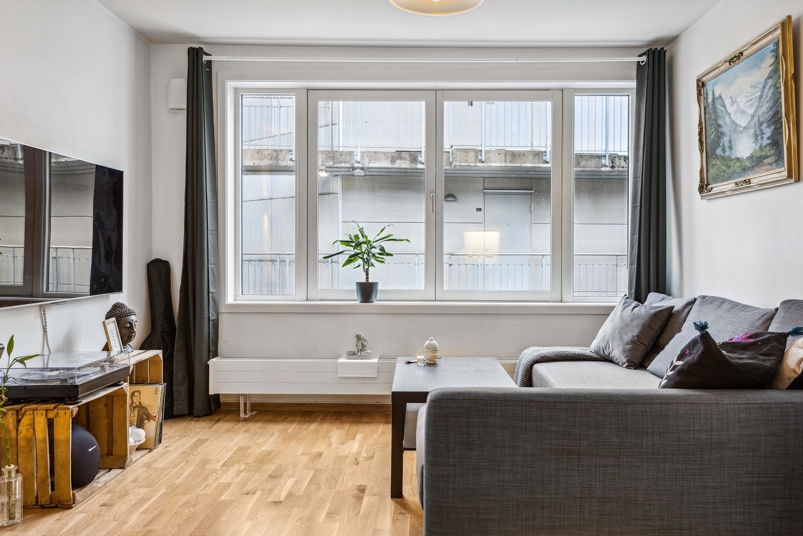 Det er store vindusflater i boligen. Galleribilde