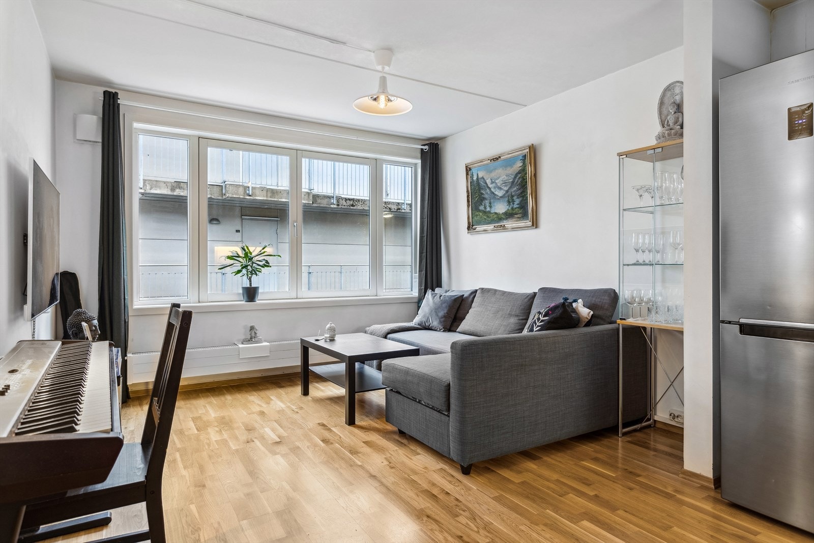 Leiligheten ligger i 4. etasje med heisadkomst og går over to plan med privat takterrasse i 6. etasje. Galleribilde
