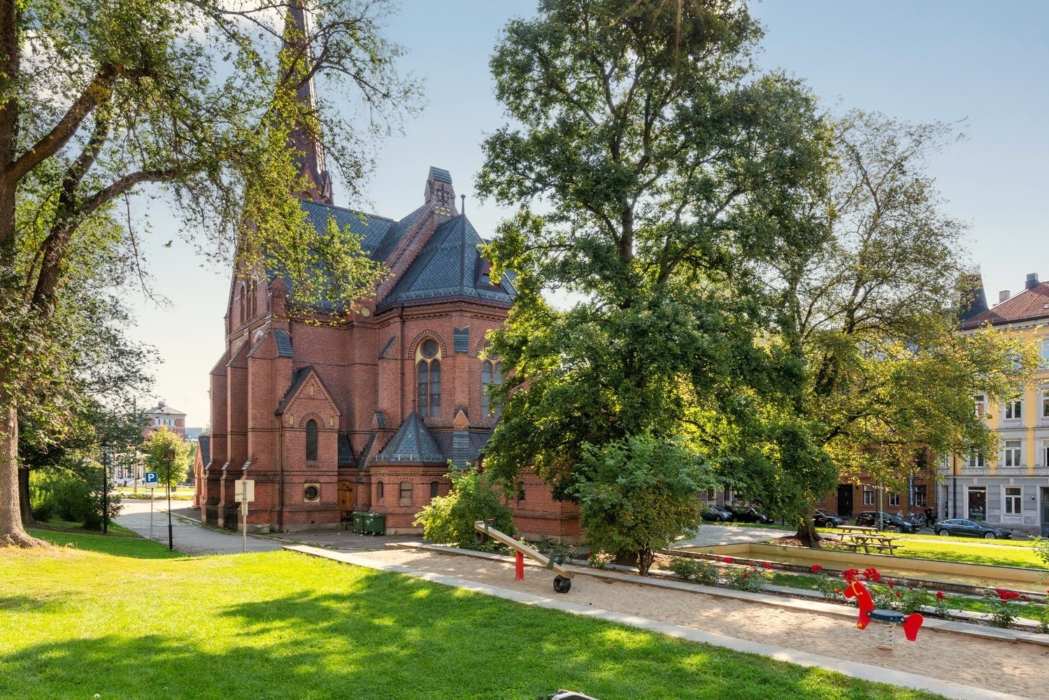 Nabolaget: Paulus kirke med flotte parkområder er nærmeste nabo. Galleribilde