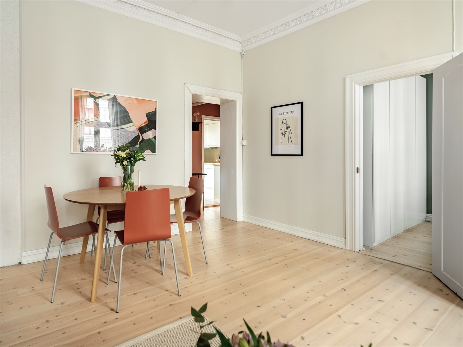 Boligen er perfekt for både avslappende hjemmekvelder og sosiale sammenkomster. Det er god plass til å utvide bordet og dekke på til flere gjester. Galleribilde
