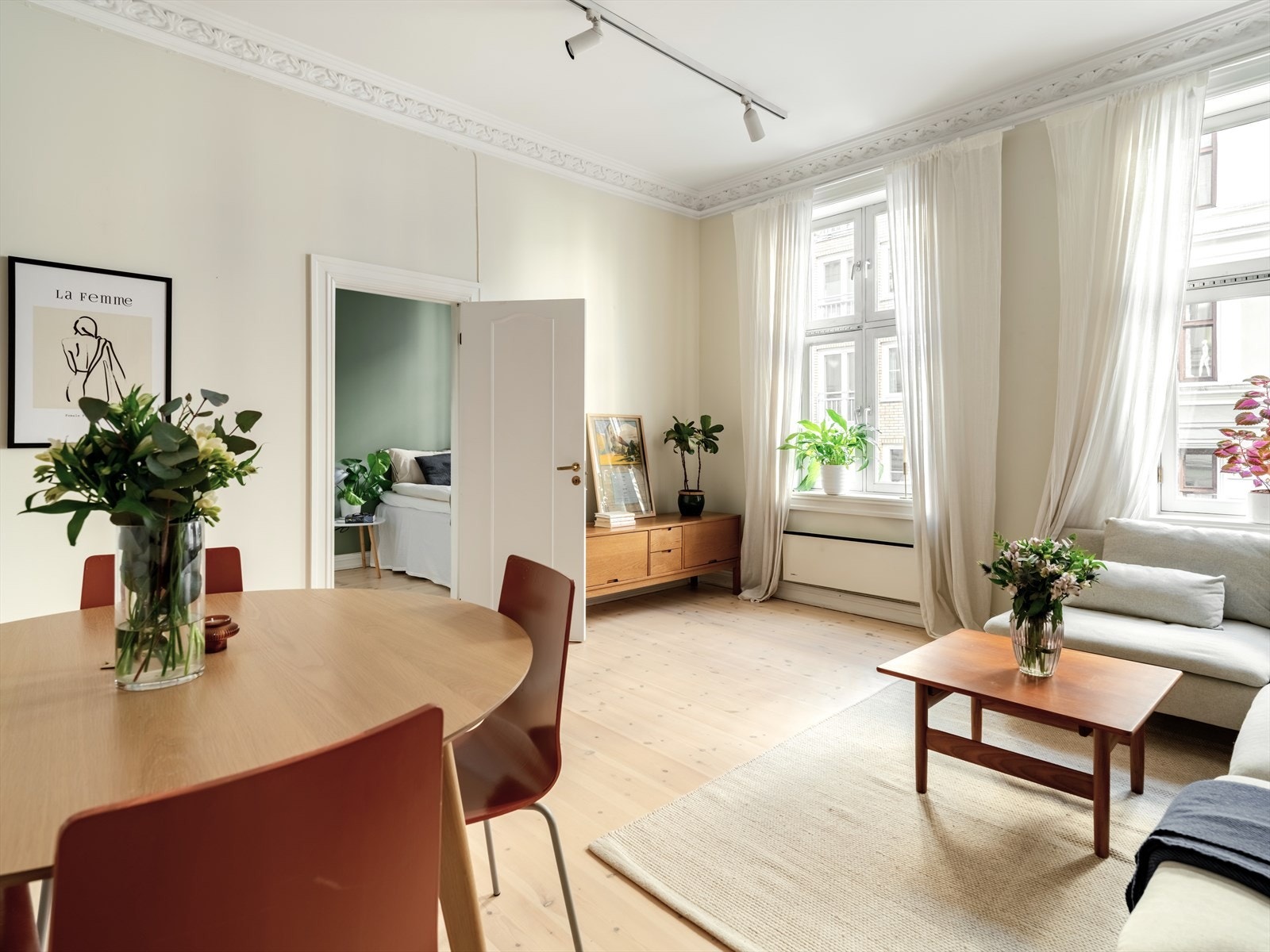 Fra stuen kommer du videre inn til boligens soverom. Vinduer i stue og soverom vender mot en av Løkkas mer rolige gater, mens kjøkken og balkong vender mot bakgård. Galleribilde