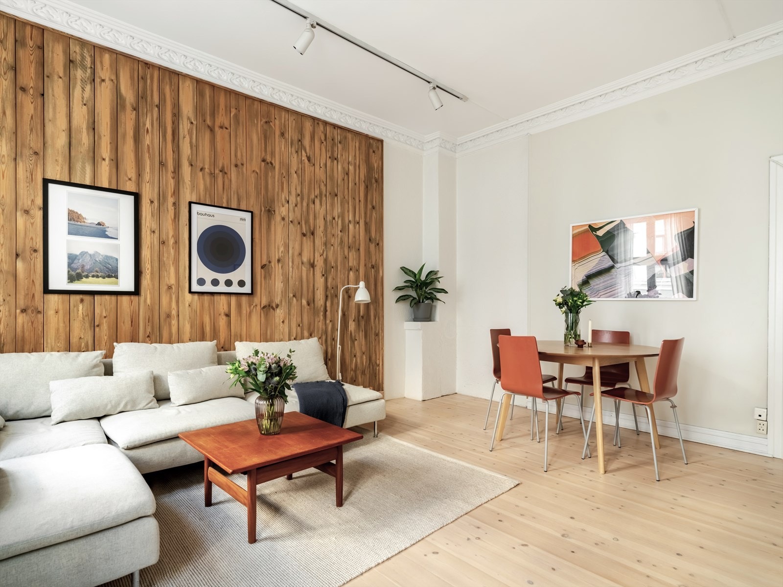Stuen er åpen og romslig, noe som gir flere møbleringsmuligheter. Det er rikelig med plass til både en sofa- og TV-krok i tillegg til spisebord. Galleribilde