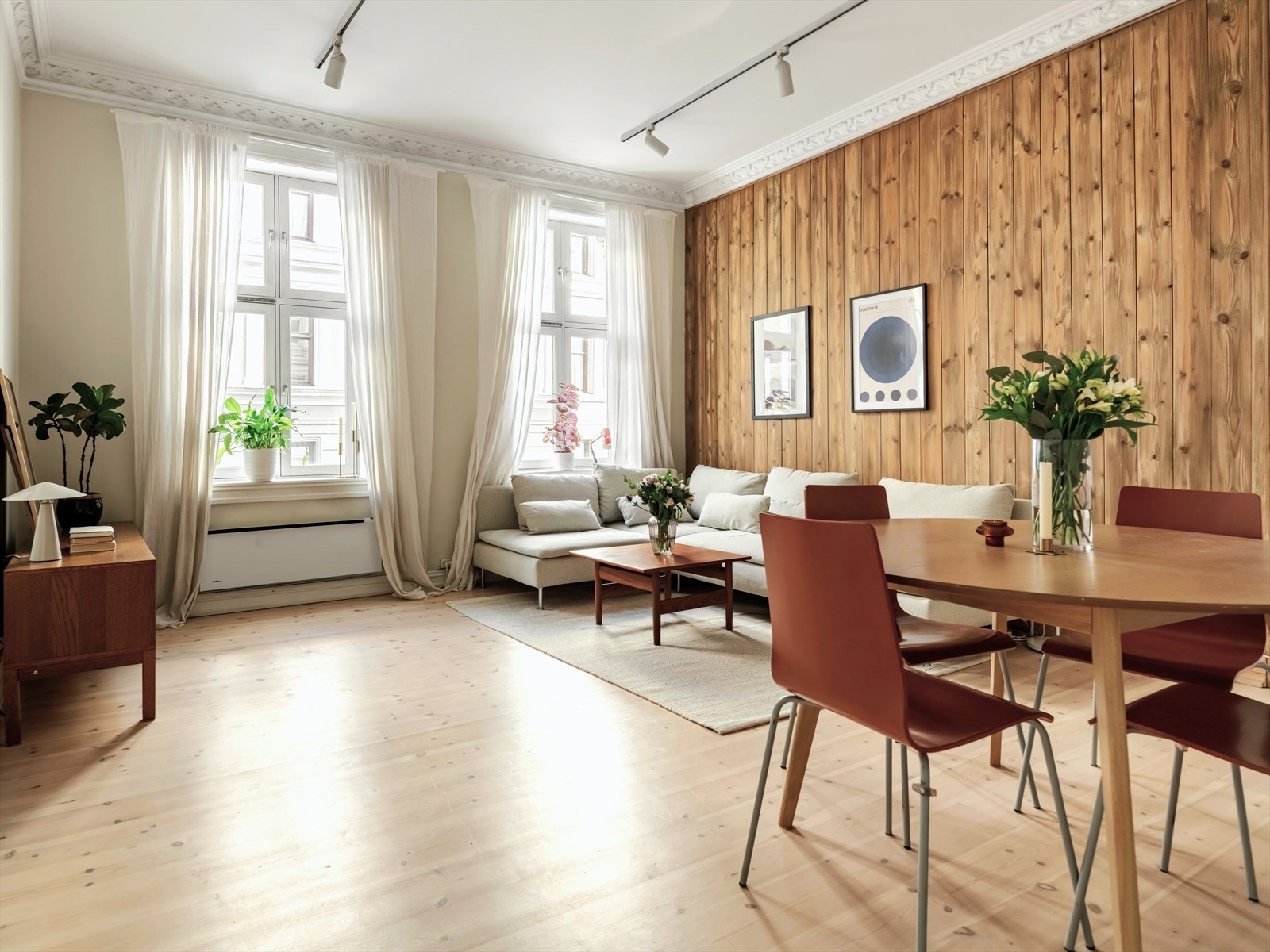 I det du trer over dørstokken merker du den spesielle atmosfæren som leiligheten har. Den gode takhøyden og de store vinduene bidrar til masse herlig dagslys gjennom hele dagen, og en deilig romfølelse. Galleribilde