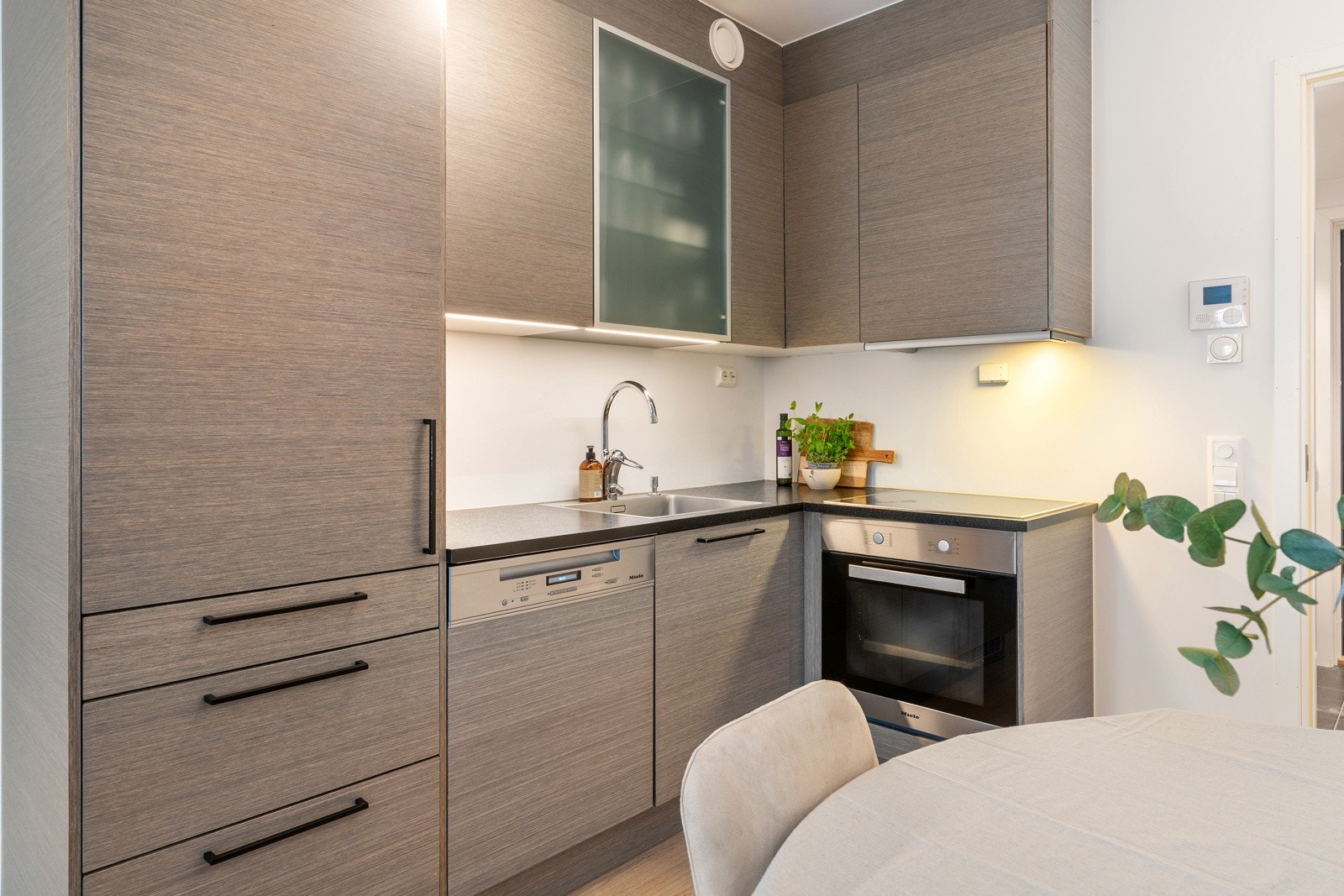 Her har du alt du trenger av integrerte hvitevarer som induksjonstopp, stekeovn, oppvaskmaskin og kjøleskap. Galleribilde