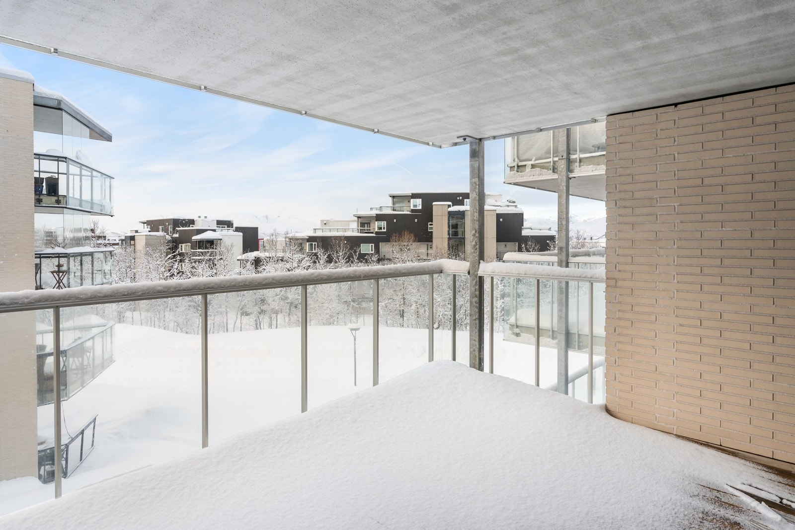 Stor sørvendt veranda med strålende sol- og utsiktsforhold. Galleribilde
