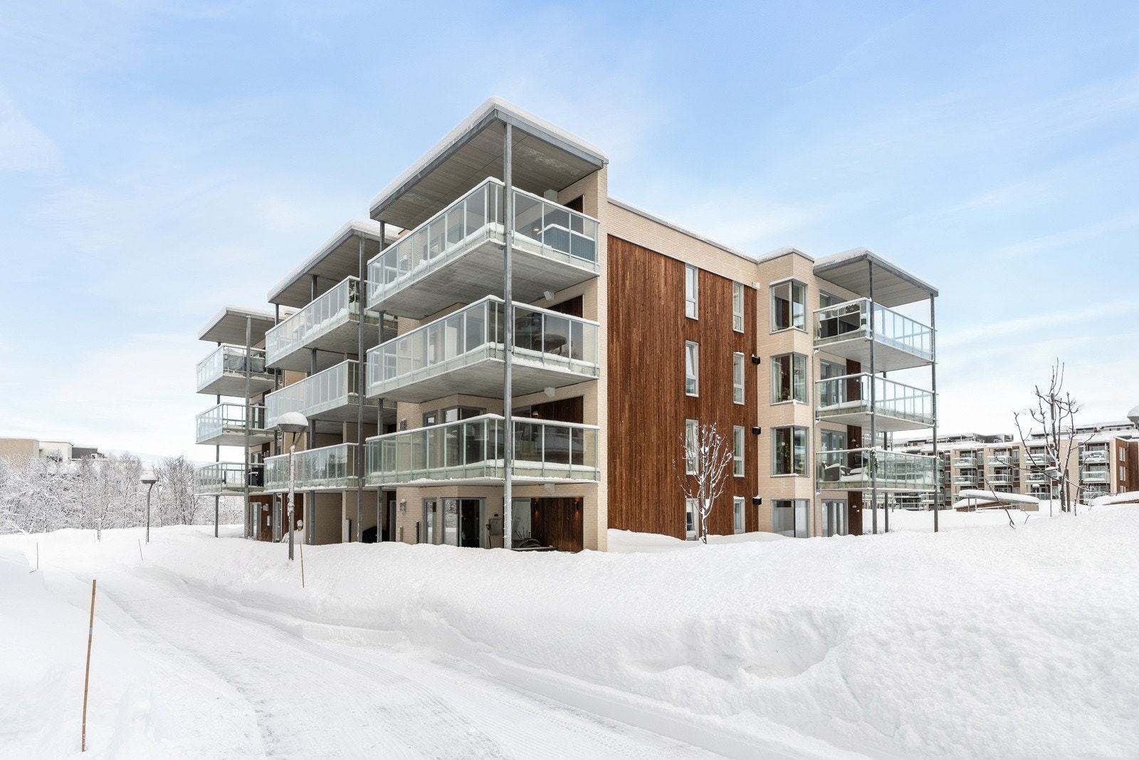 Et av Tromsøs mest attraktive områder, med umiddelbar nærhet til rekreasjonsområder, busstopp og Langnes handelspark. Gode kollektivforbindelser (6 min til sentrum og 2 min til Jekta). Galleribilde