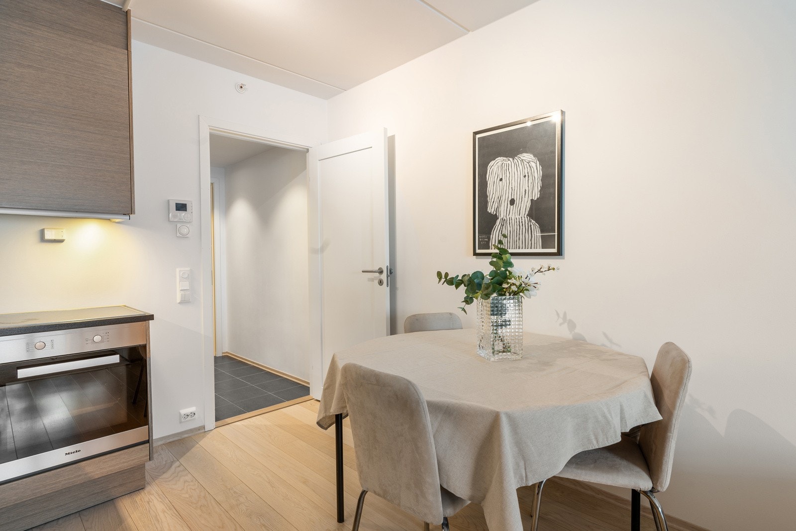 Her har du naturlige soner for innredning av både sofagruppe og spisebord. Galleribilde