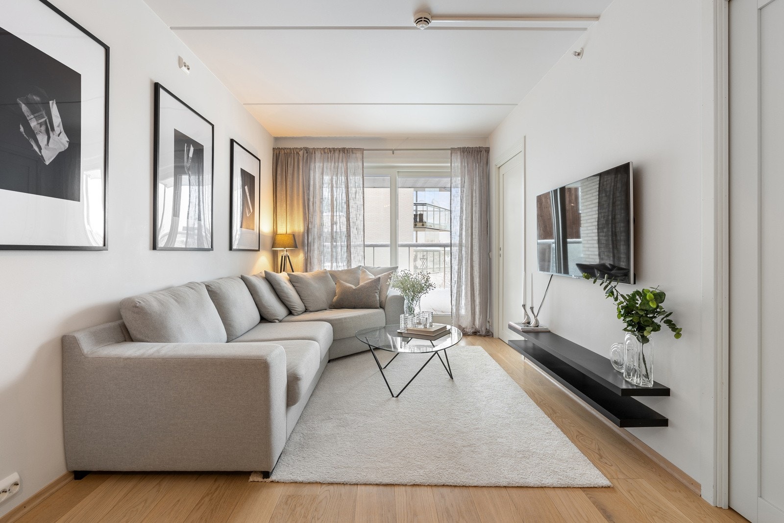 I stuen har du god plass til stor sofa med tilhørende sofabord. Galleribilde