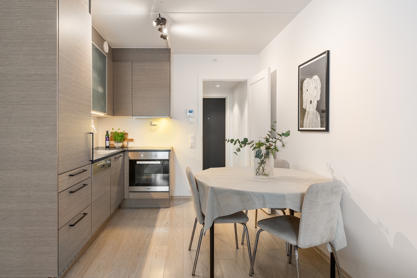 Kjøkkenet er fra kvalitetsleverandøren HTH og framstår tidløst og praktisk. Galleribilde