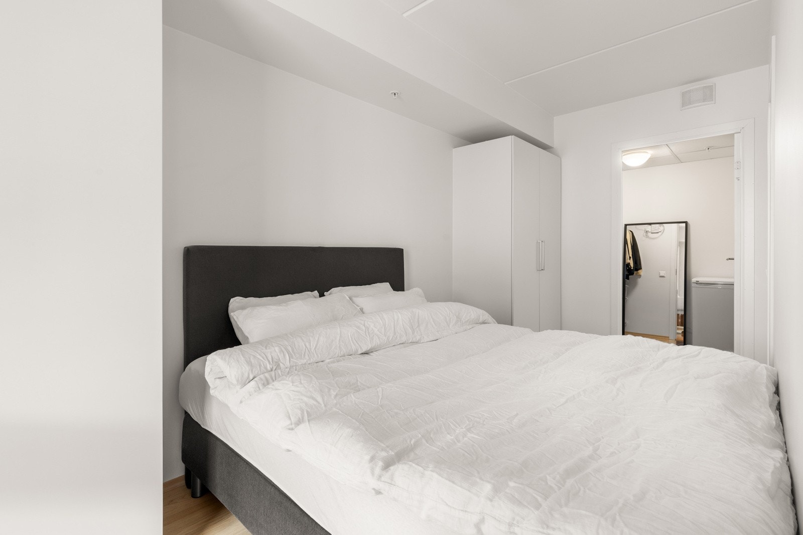 Innredet med to garderobeskap med god oppbevaringsplass. Galleribilde