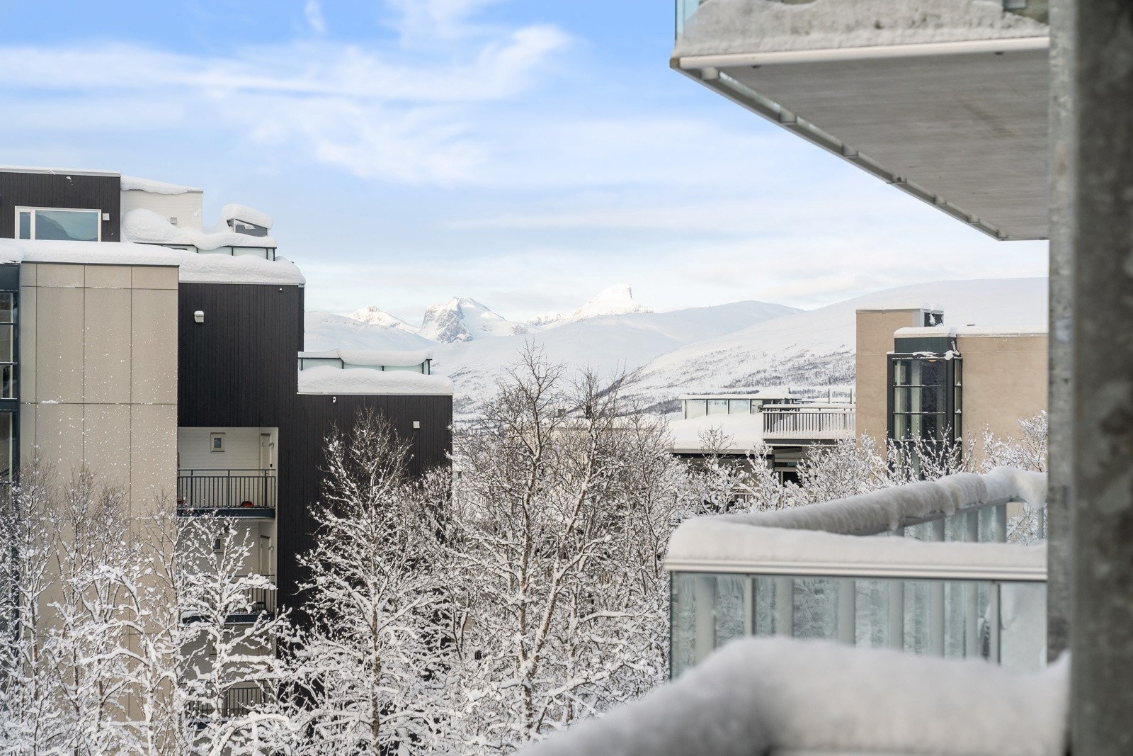 Leiligheten ligger fint til med utsikt mellom blokkene som ligger nedenfor. Galleribilde