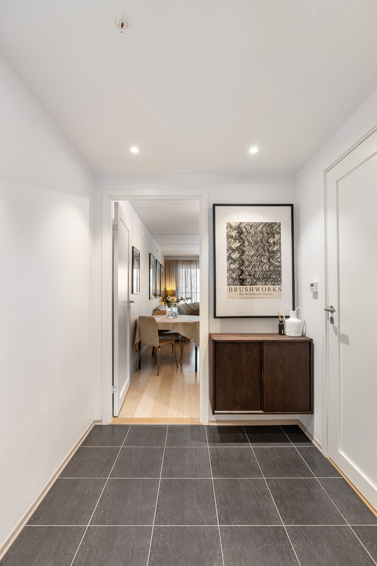 Flislagt entre med muligheter for å etablere smarte oppbevaringsløsninger. Galleribilde