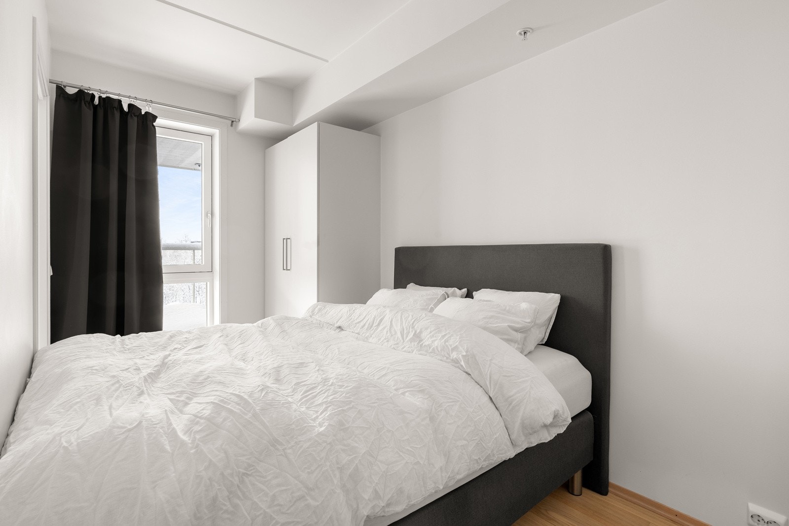 Soverommet framstår romslig og har plass til stor seng og tilhørende nattbord. Galleribilde