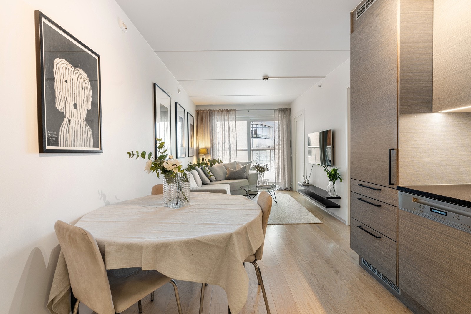 Stuen framstår åpen, lys og luftig, med store vindusflater og generøs takhøyde. Galleribilde