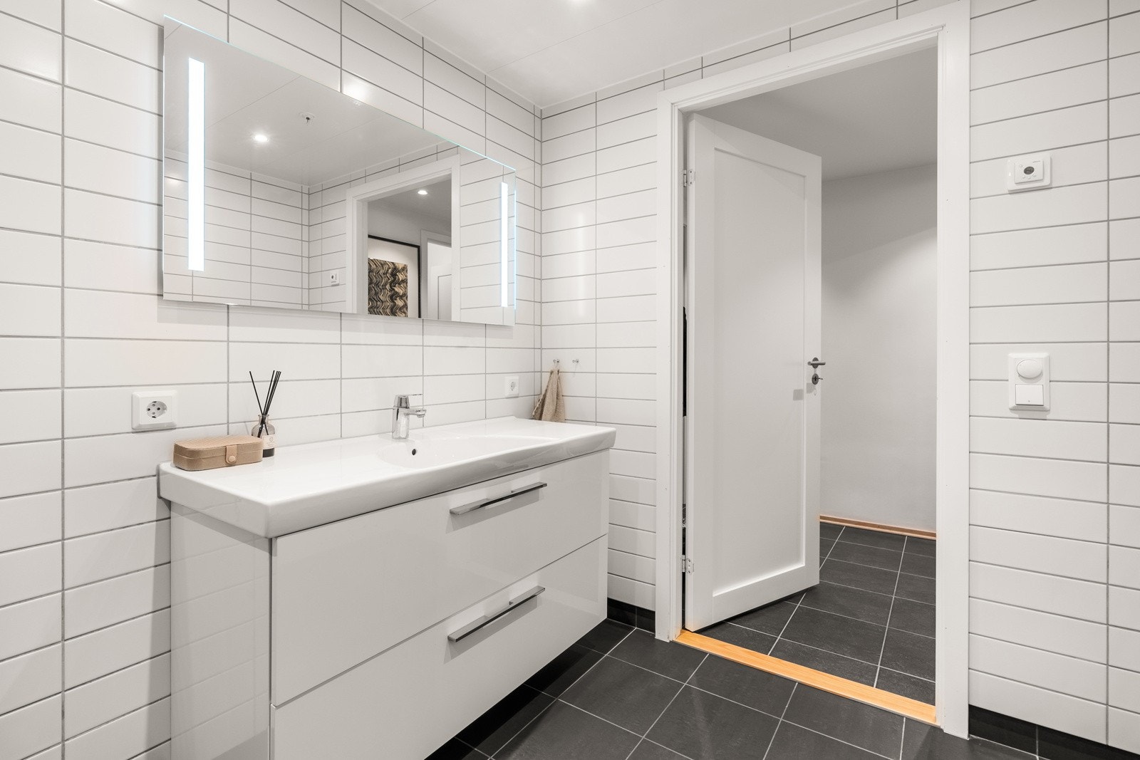 Badet har god oppbevaringsplass i praktiske skuffer under servant. Galleribilde