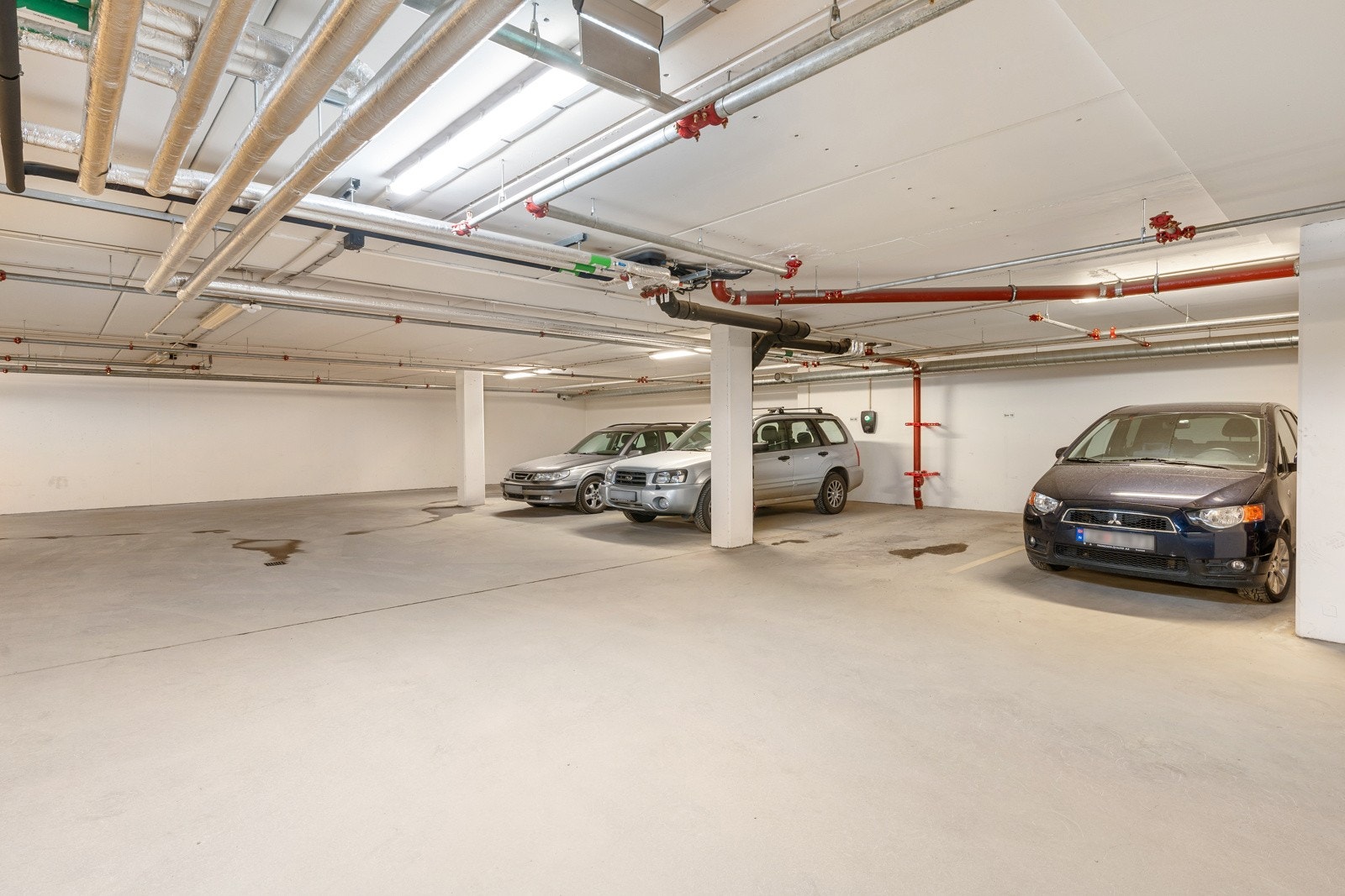 Parkeringsplass i felles garasjeanlegg (med mulighet for elbil-lader). Garasjeanlegget ligger rett under blokka noe som gjør den praktisk og lett tilgjengelig fra leiligheten. Galleribilde