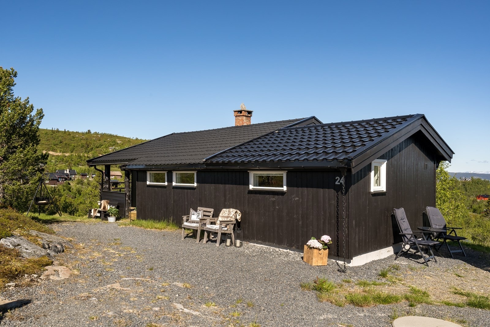 Naturtomt beliggende i skrånende fjellterreng. Galleribilde