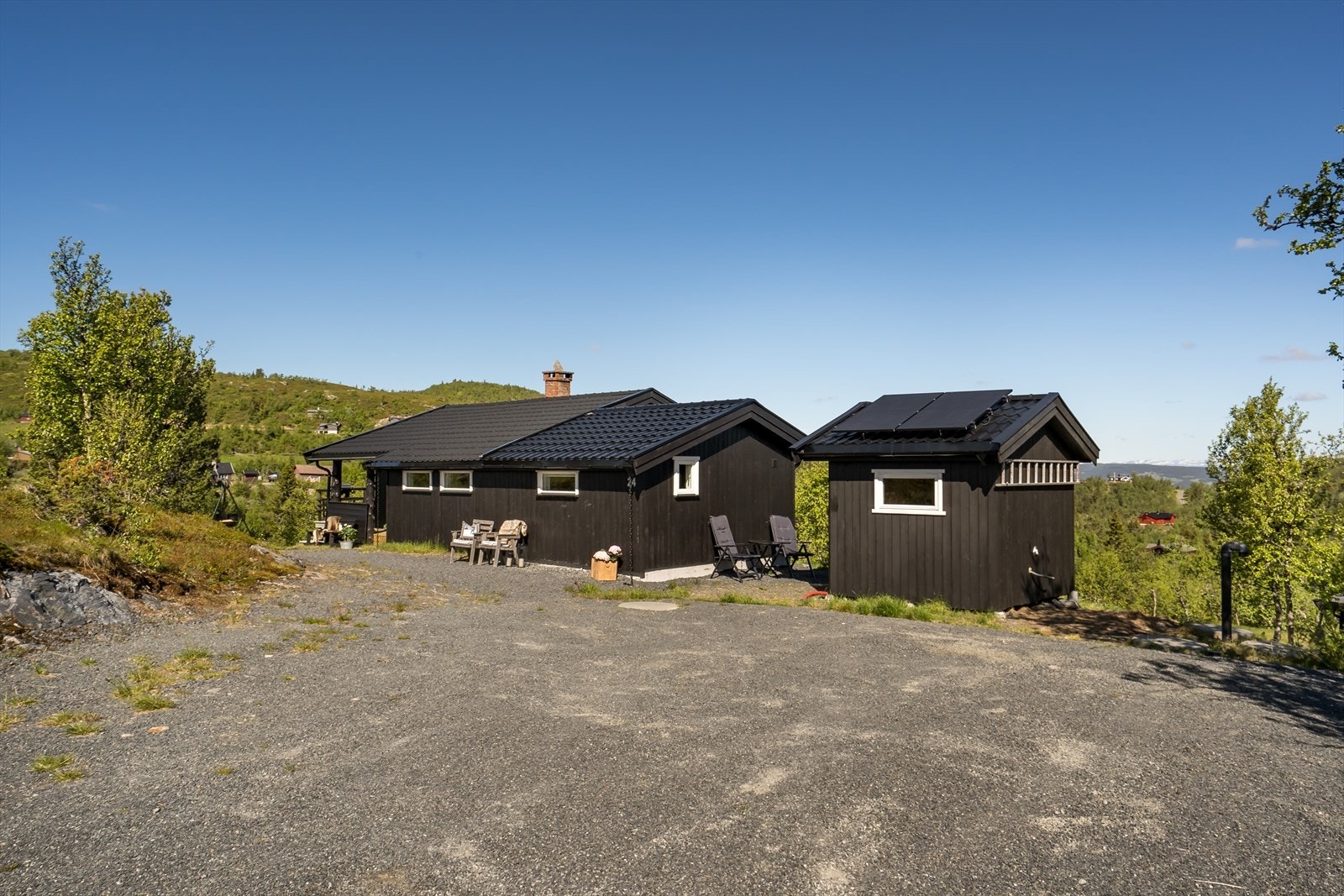 Gruset adkomstvei inn til hytta. Galleribilde