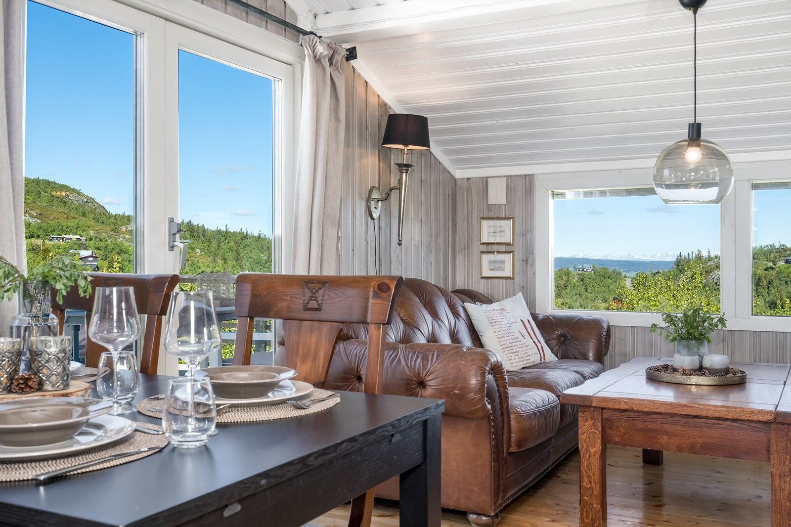Utgang til terrasse fra stuen. Galleribilde
